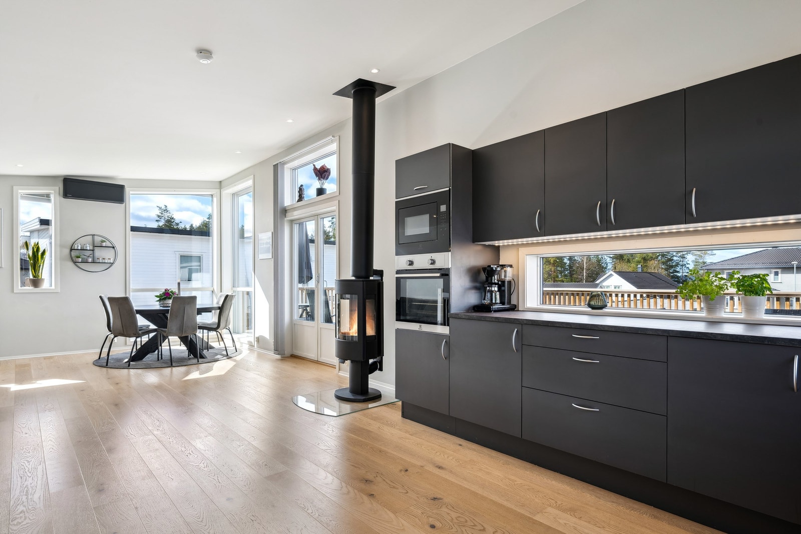 Utgang fra stue til flott terrasse på ca. 36 kvm Galleribilde