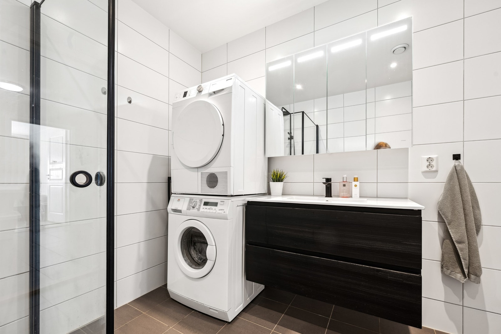 Pent flislagt bad med gulvvarme Galleribilde