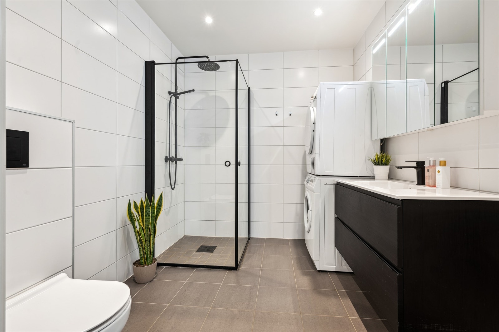 Badet har opplegg for vaskemaskin og tørketrommel Galleribilde