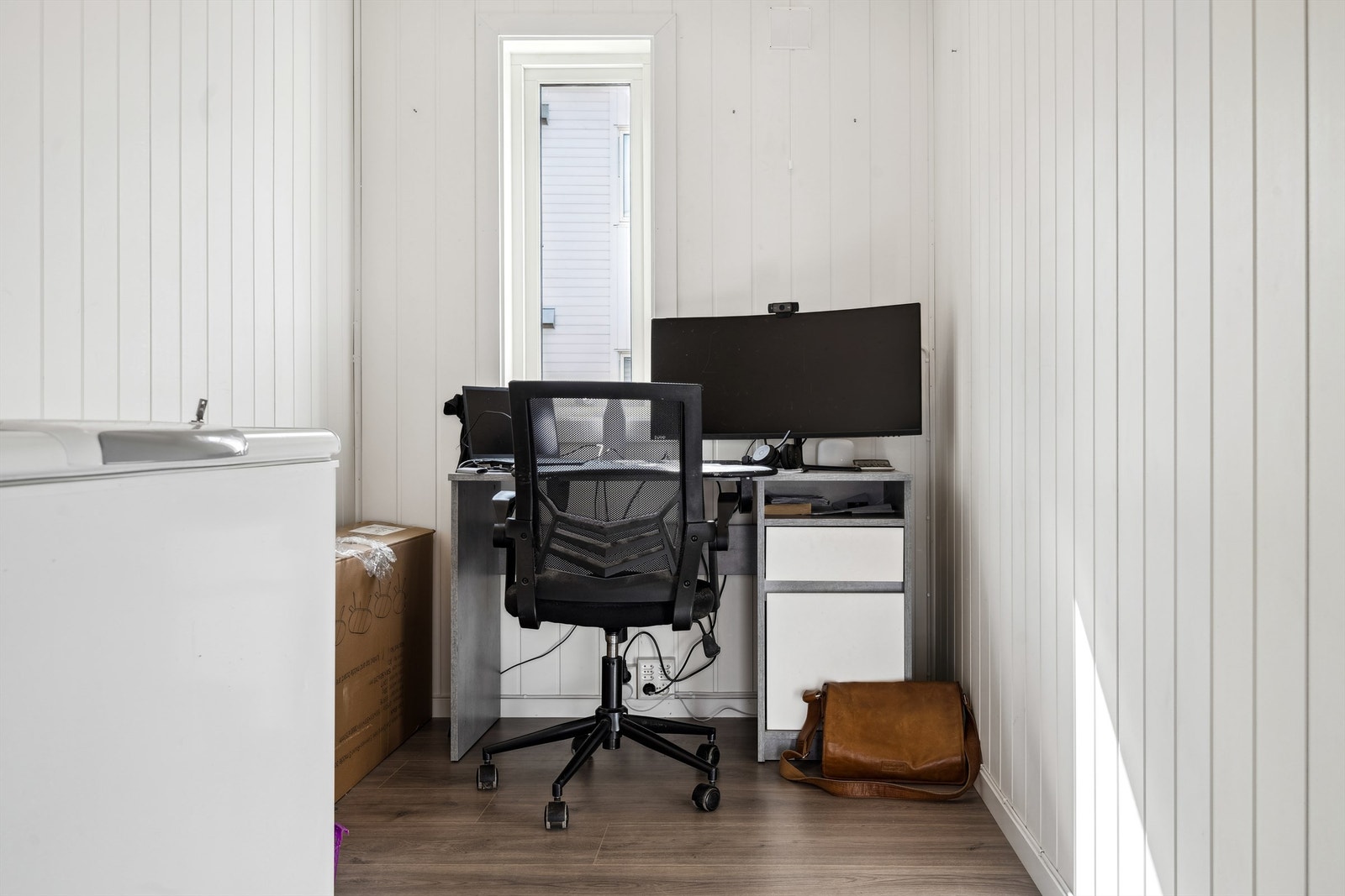 Utvendig bod hvor selger har isolert rommet, satt inn vindu og lagt varmekabler i gulv. (Ikke godkjent for varig opphold) Galleribilde