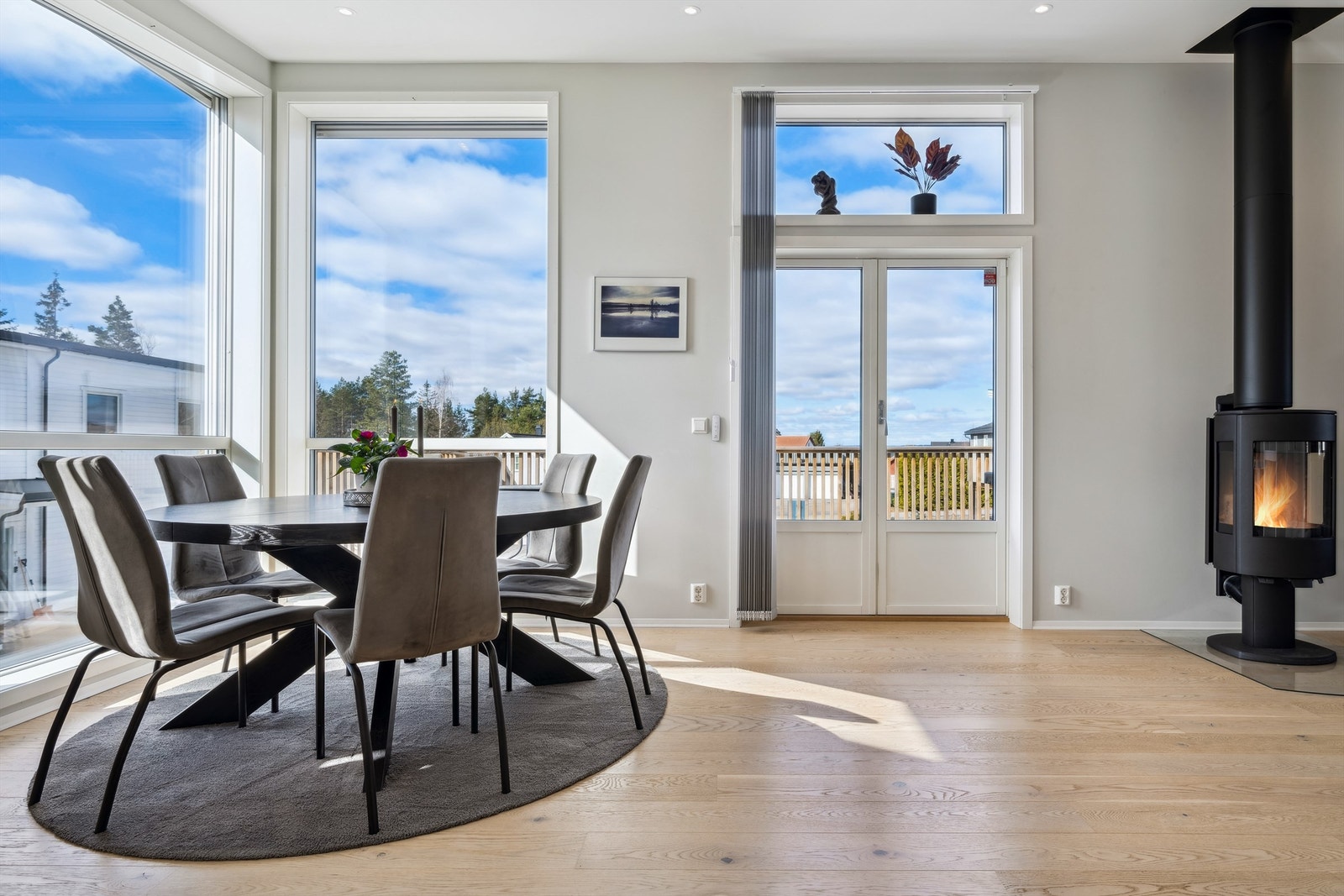 Gode vindusflater slipper inn godt med naturlig lys som gir en luftig romfølelse Galleribilde