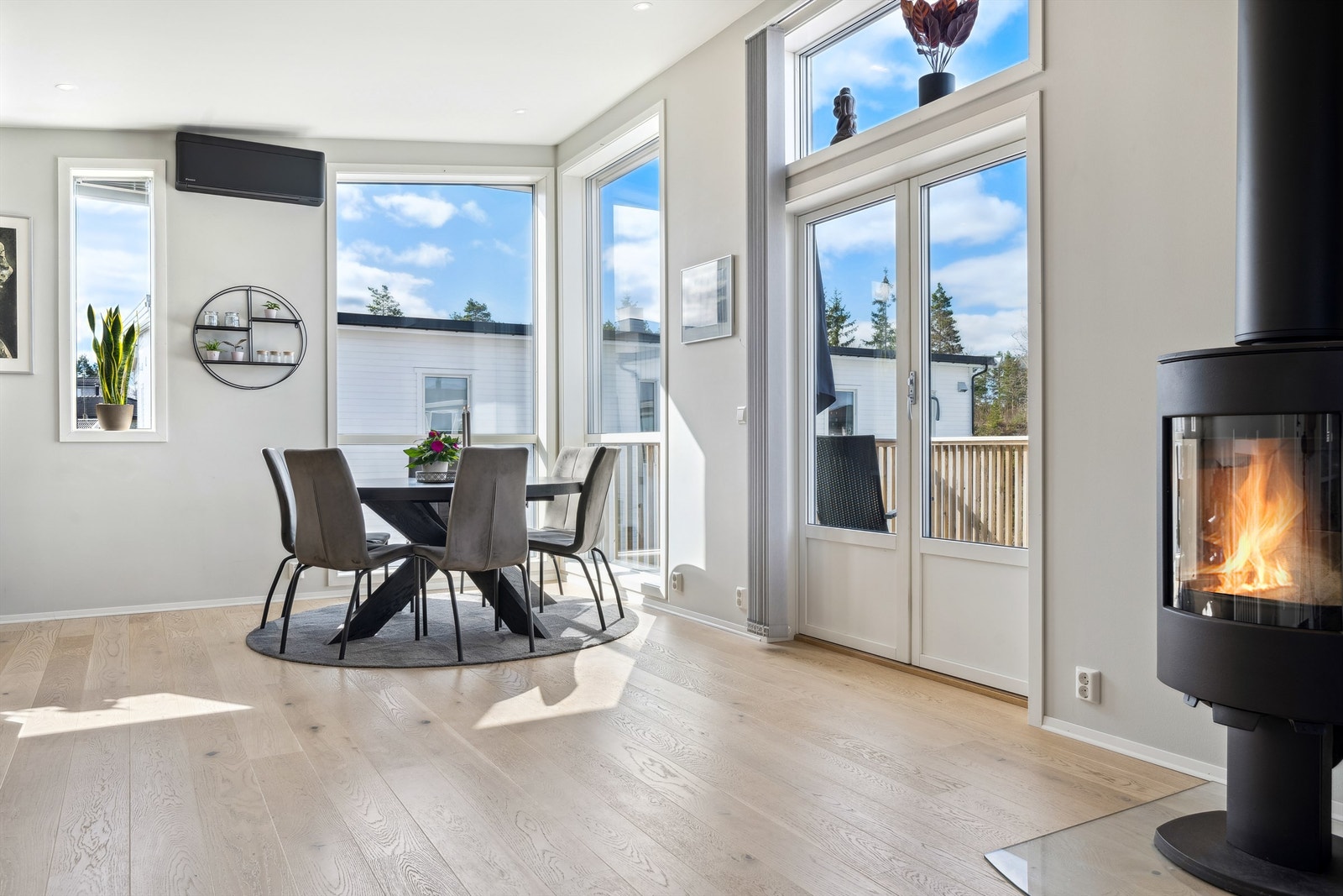 Meget god takhøyde i 2 etasjen. Det er montert luft-til-luft varmepumpe i stuen som bidrar til oppvarming/kjøling av boligen Galleribilde