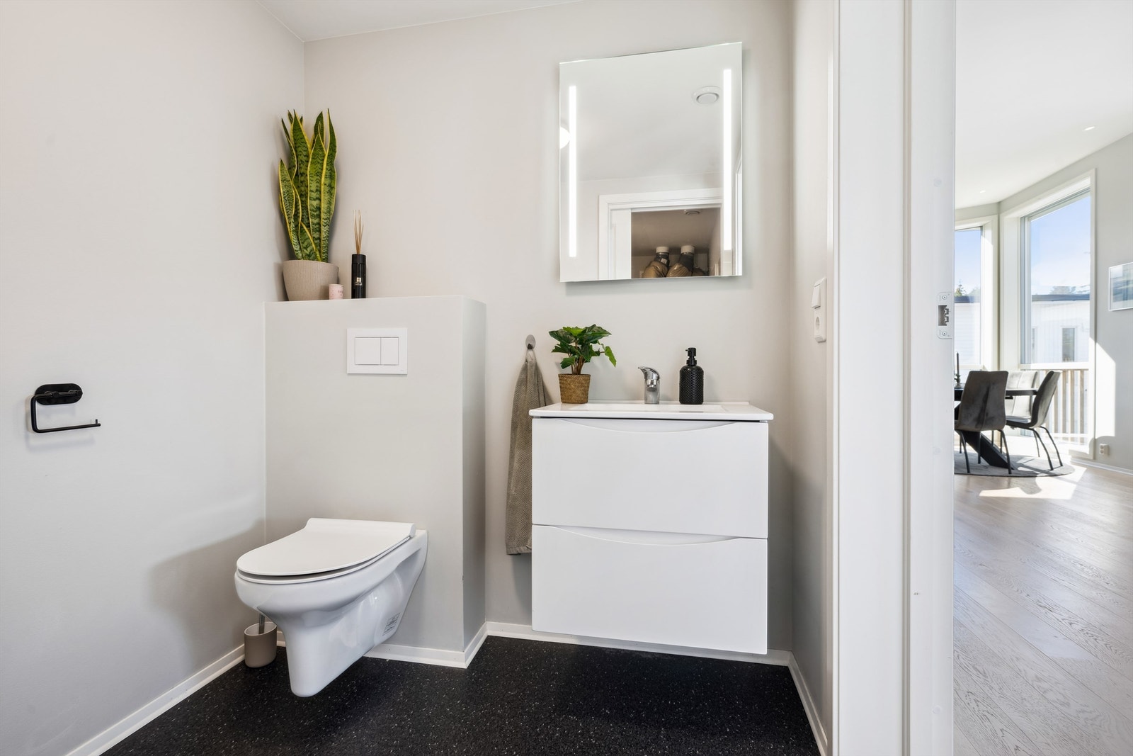 Praktisk toalett-rom i 2. etasje Galleribilde