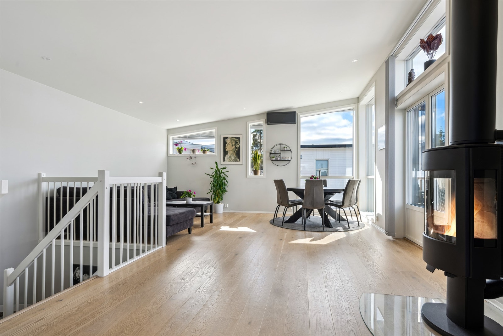 I 2. etasje er det flott stue i åpen løsning med kjøkken, praktisk toalett-rom og teknisk rom Galleribilde