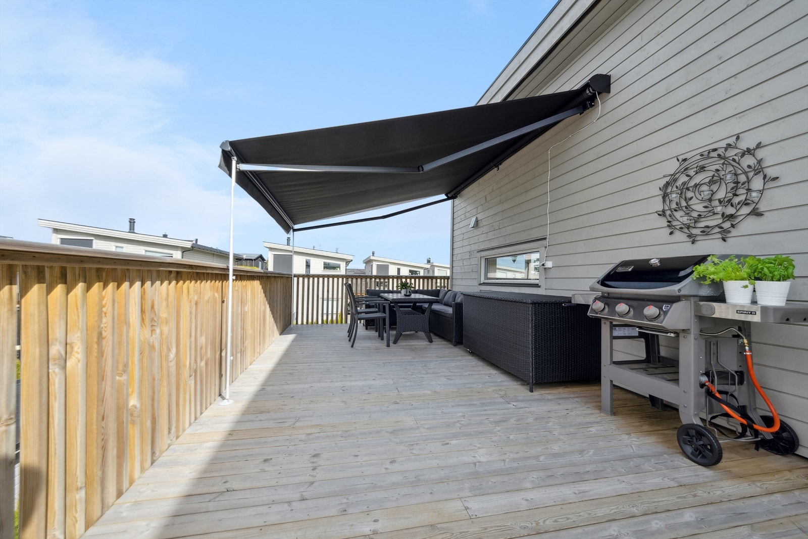 Det er montert markise som byr på ly på sterke soldager og i ruskevær Galleribilde