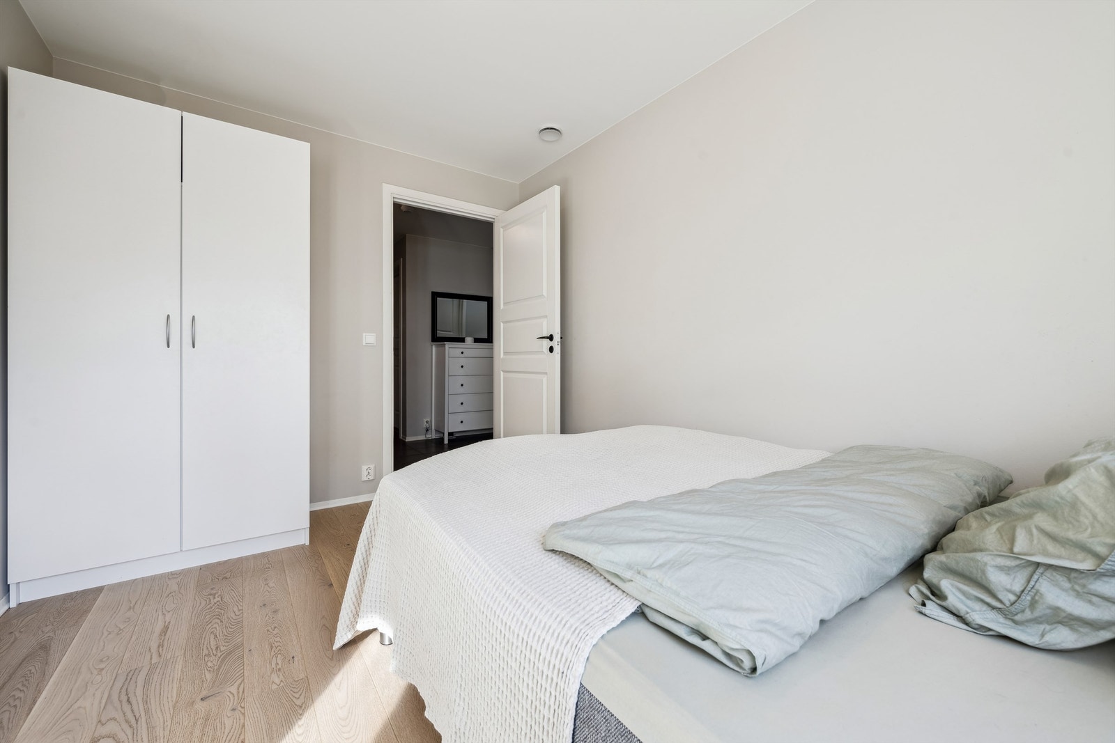 Soverom 2, også innredet med garderobeskap Galleribilde