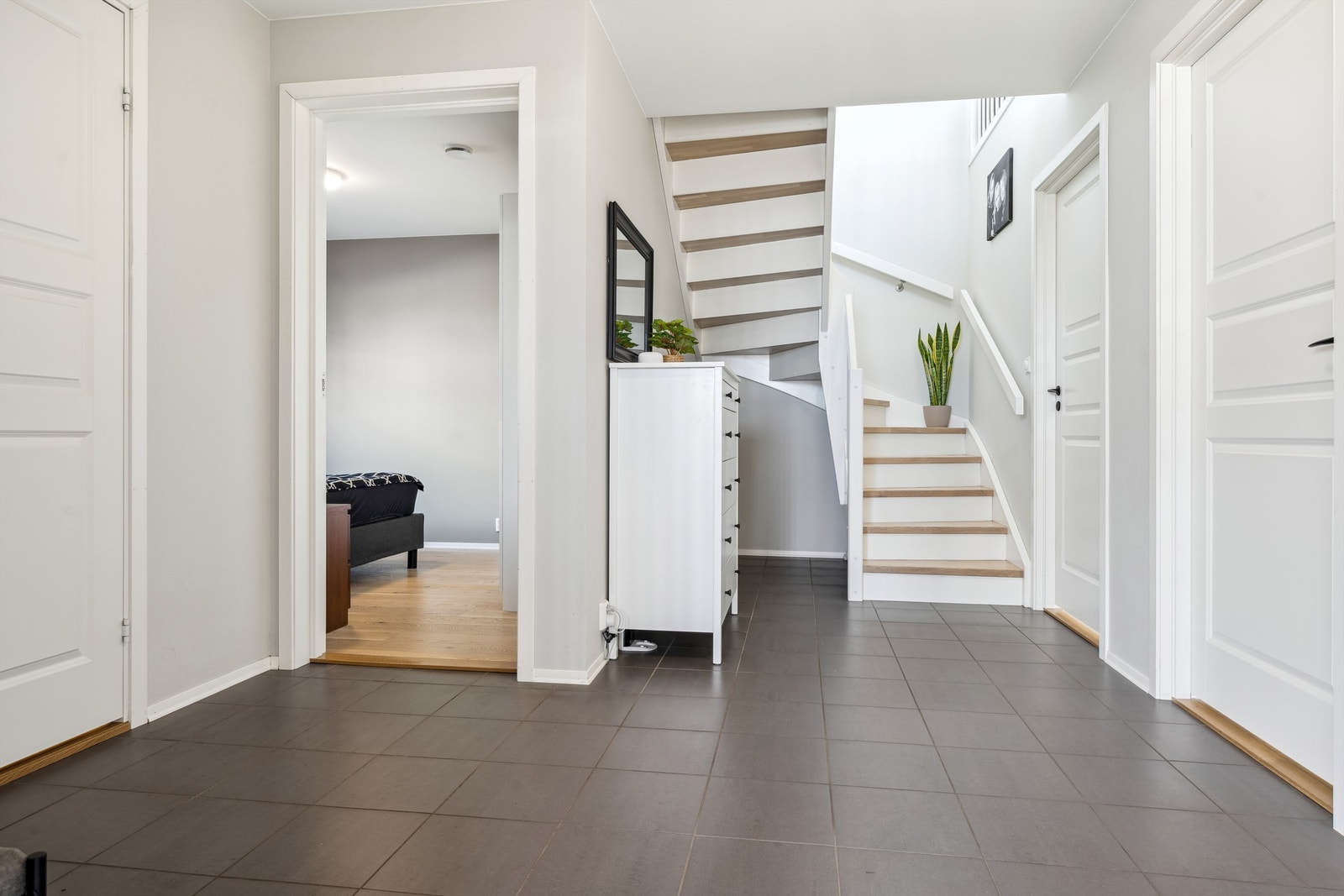 Boligens 1. etasje rommer entré, tre soverom og et flislagt bad Galleribilde