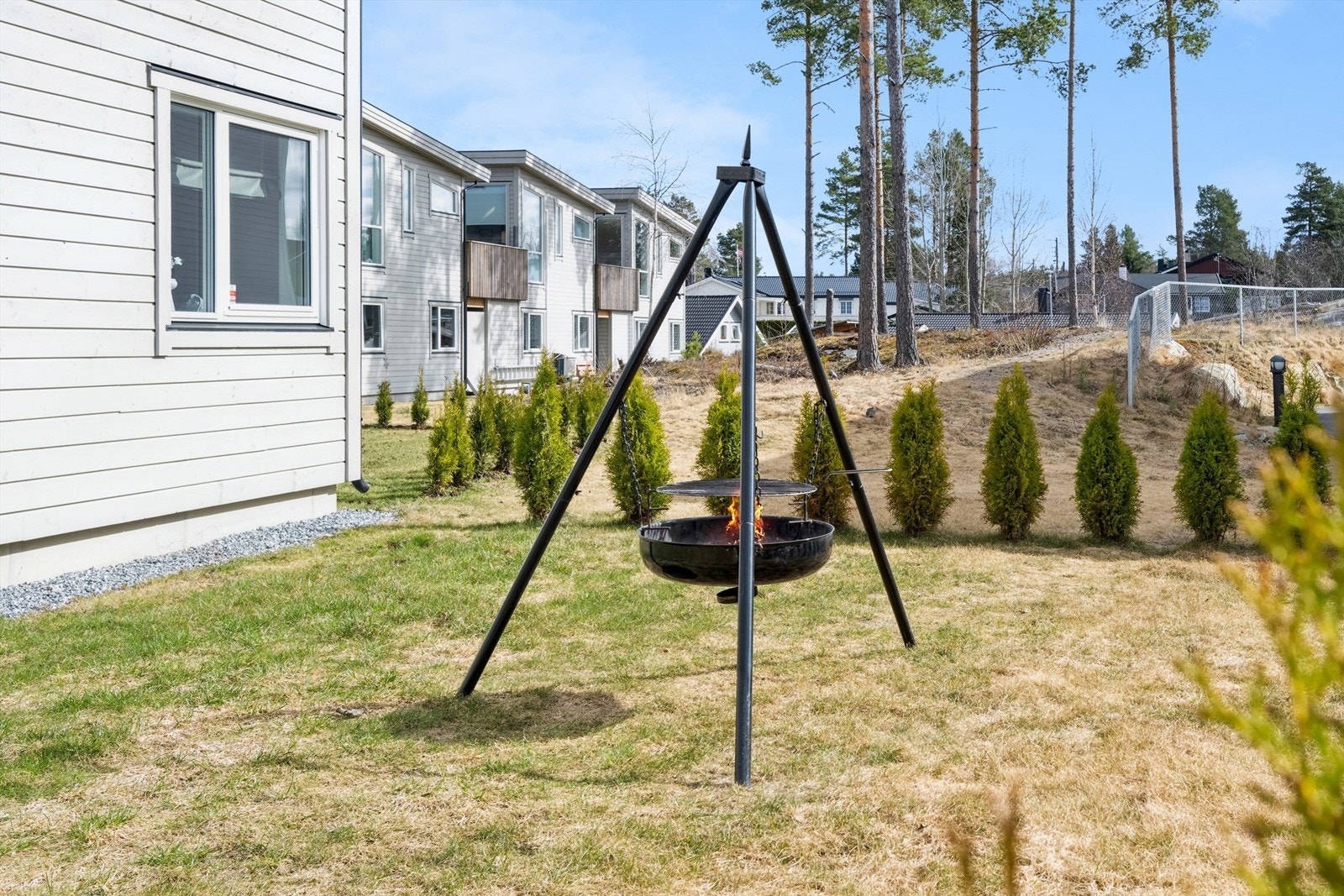 Hyggelig uteområde med boltreplass for store og små Galleribilde