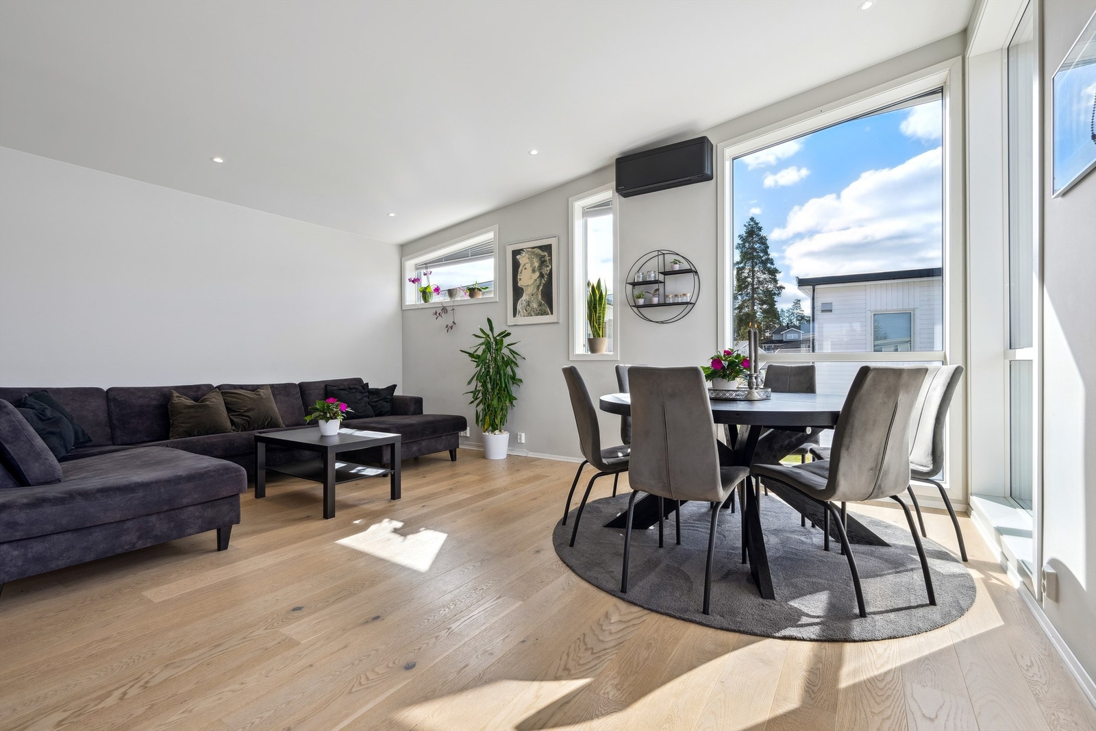 God plass til stor sofa-løsning, spisegruppe og øvrig møblement Galleribilde