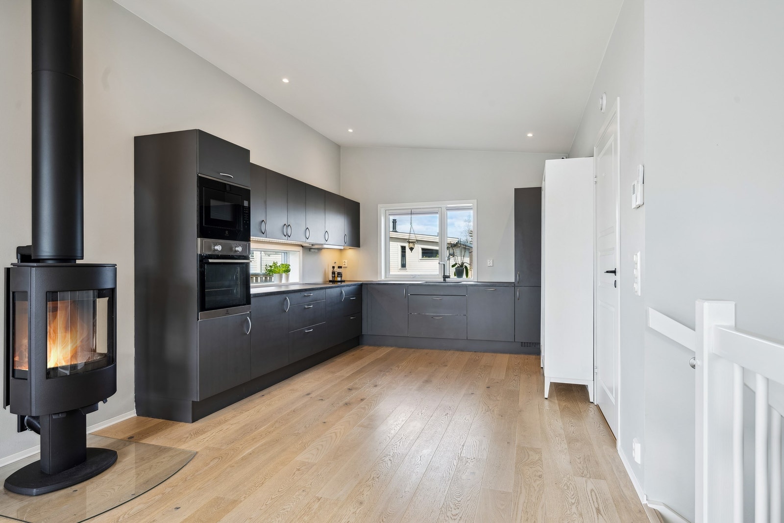 Kjøkkenfronter er malt i sort og det fremstår moderne og innbydende Galleribilde