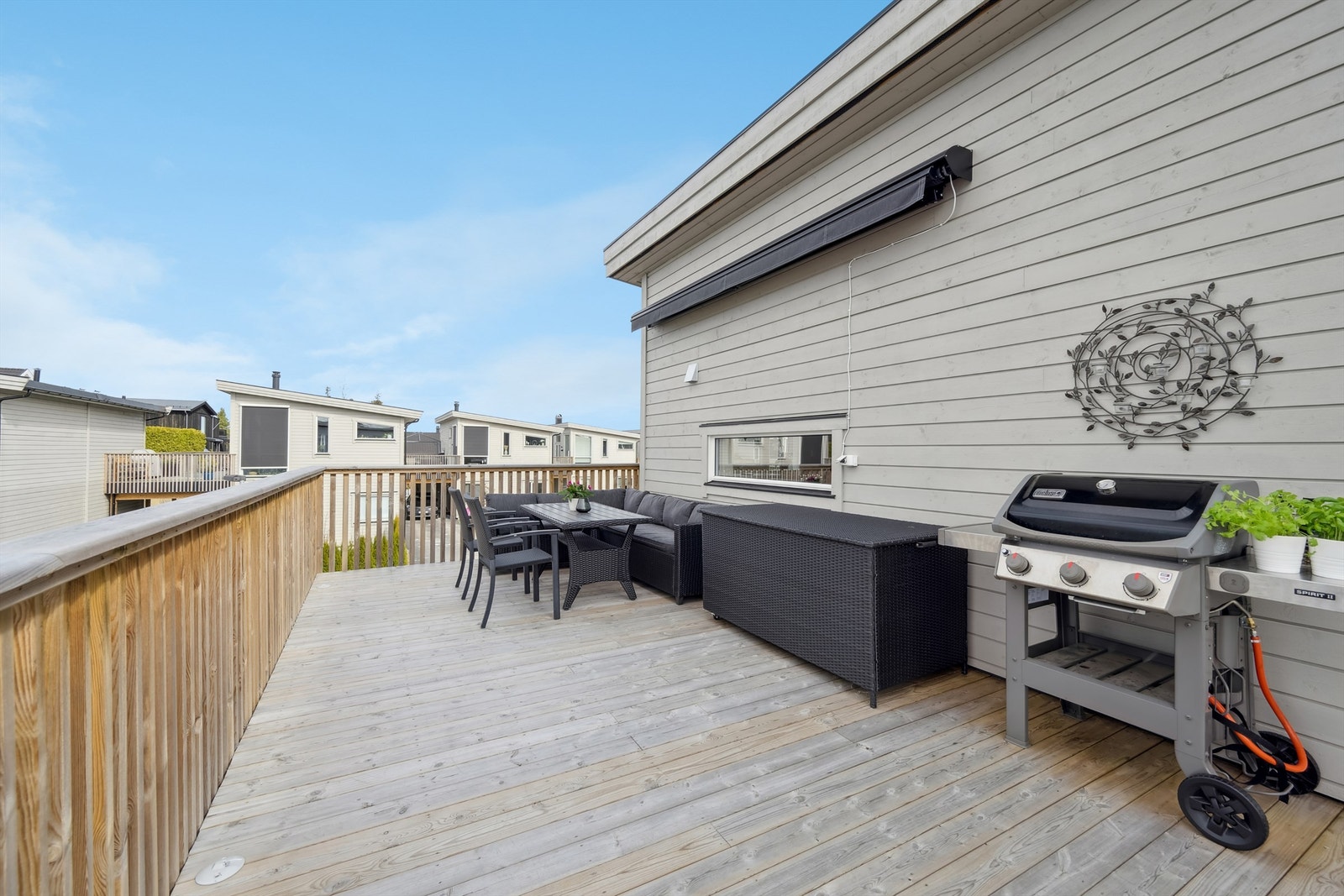 Terrassen byr på fine solforhold og god plass til hyggelige sammenkomster Galleribilde