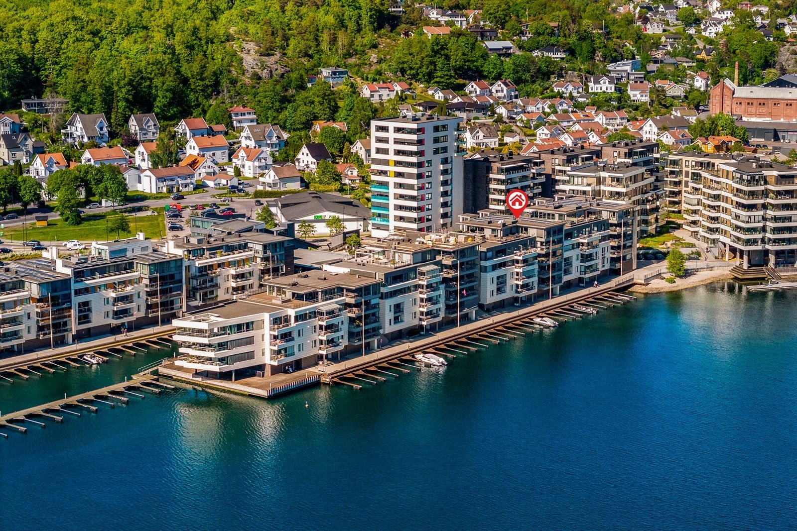 Preståsen er kun en liten spasertur unna. Her finner du opparbeidede stier, skog og utsiktspunkter. Dette gir en perfekt kombinasjon av urbant nærmiljø og natur rett utenfor døren. Galleribilde
