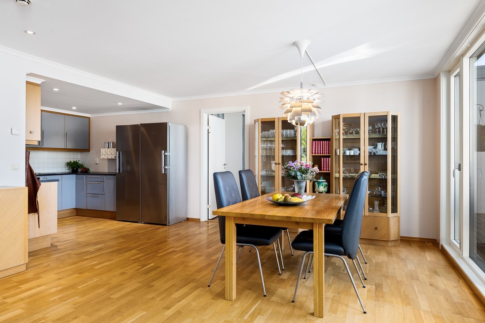 Spiseplassen er naturlig plassert nær kjøkkenet, og har plass til et stort spisebord hvor du kan samle familie og venner til både hverdagsmåltider og hyggelige sammenkomster. Galleribilde