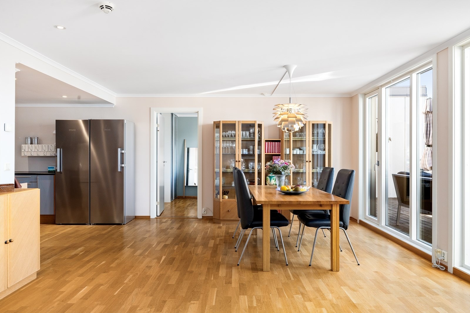 Dette er et rom med både funksjon og atmosfære - en lun og luftig stue med kvaliteter som passer alle livsfaser. Galleribilde