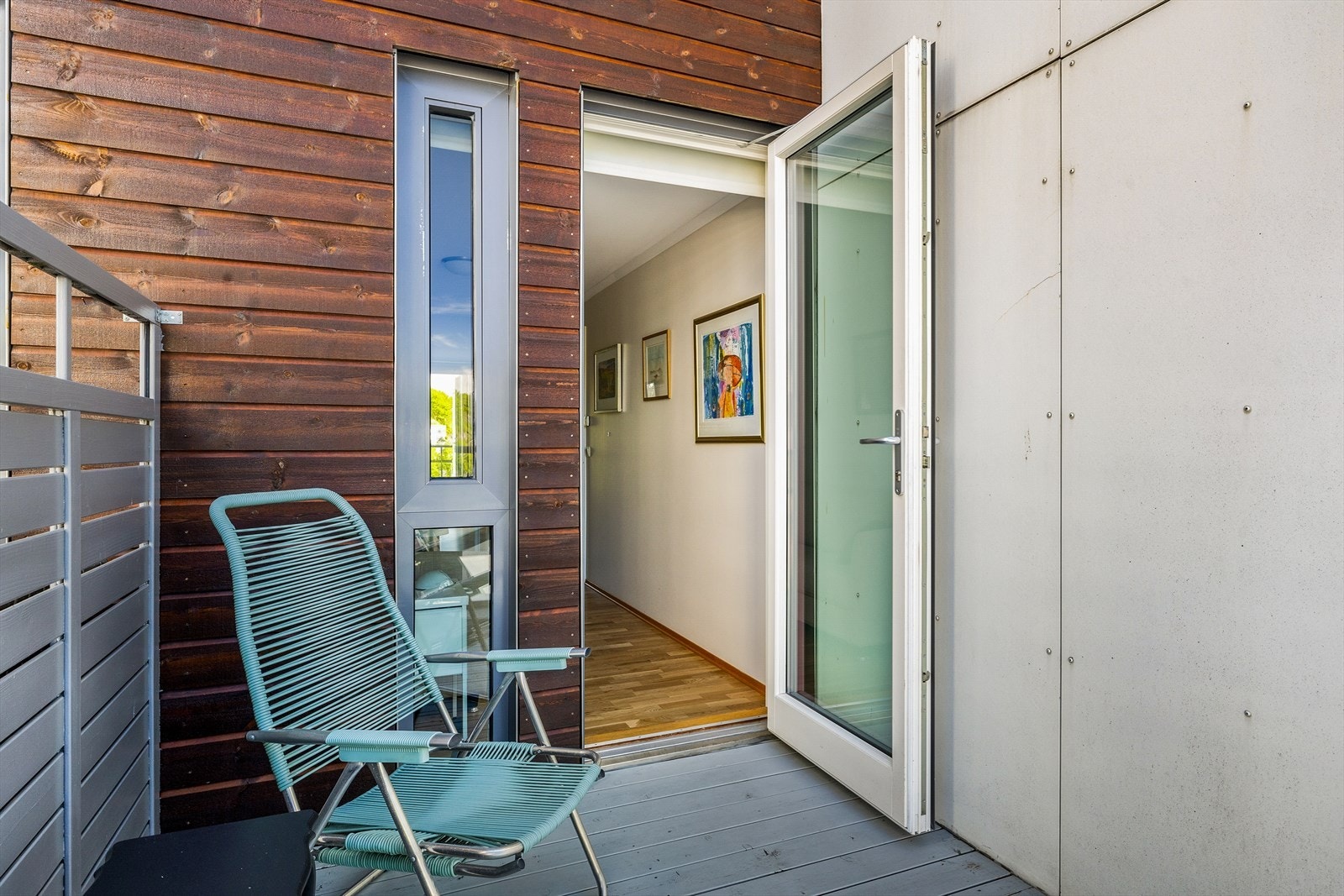 Fra rommet er det direkte utgang til en hyggelig, vestvendt terrasse på 5,3 kvm - et skjermet og fredelig sted hvor du kan nyte den flotte utsikten mot Presteåsen. Galleribilde