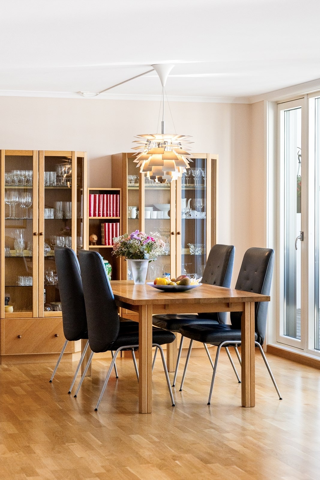 I spiseplassen er det rikelig med plass til å dekke opp et stort spisebord - perfekt for hyggelige middager, familieselskaper og sosiale anledninger. Den gode romfølelsen og nærheten til kjøkkenet gjør området både praktisk og innbydende. Galleribilde