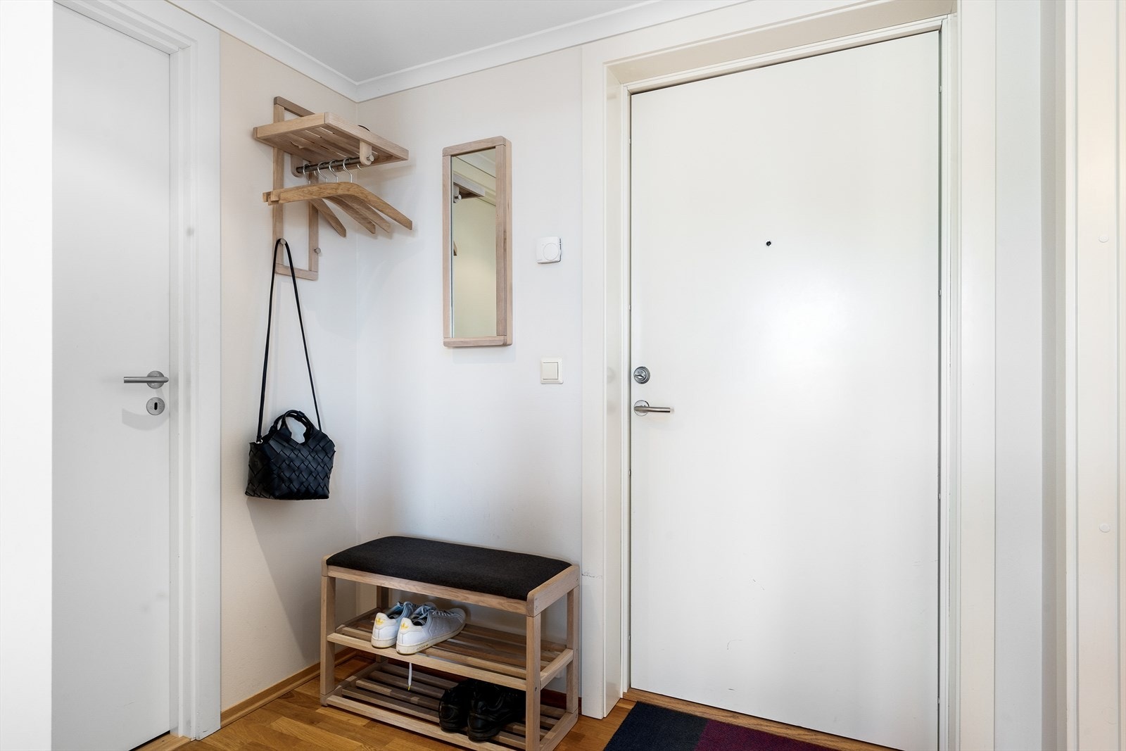 Leiligheten har en delikat og innbydende entré med god plass til å ta imot gjester. Skyvedørsgarderoben gir effektiv oppbevaring av yttertøy og sko, og holder området ryddig og oversiktlig. Galleribilde