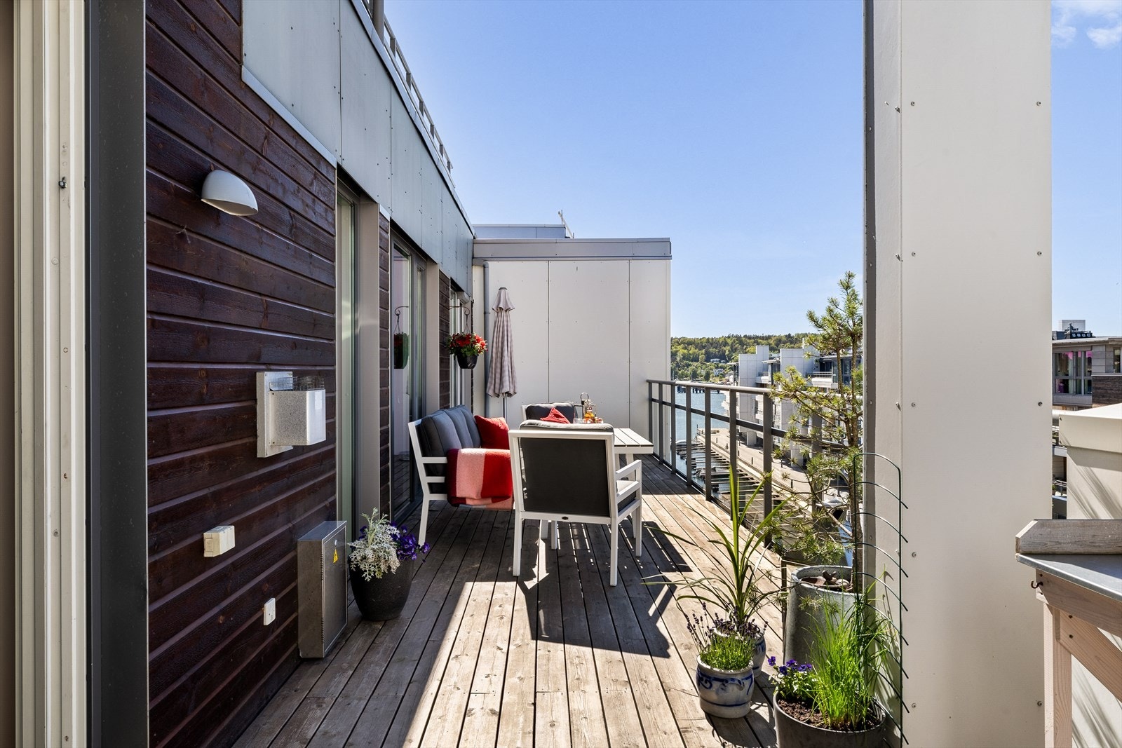 Stor, nordvestvendt terrasse. God plass til utemøbler og deilig sol fra ettermiddag til kveld. Usjenert beliggende uten direkte innsyn. Galleribilde