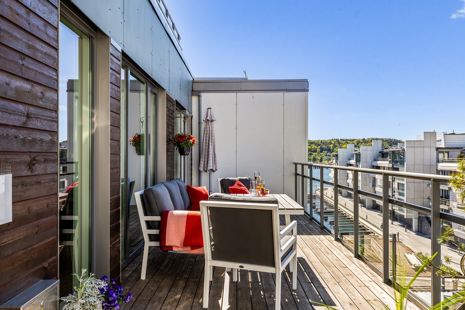 Terrassen er en naturlig forlengelse av stuen, og gir deg en privat og solrik uteplass med nærhet til vannet og livet på brygga. Galleribilde