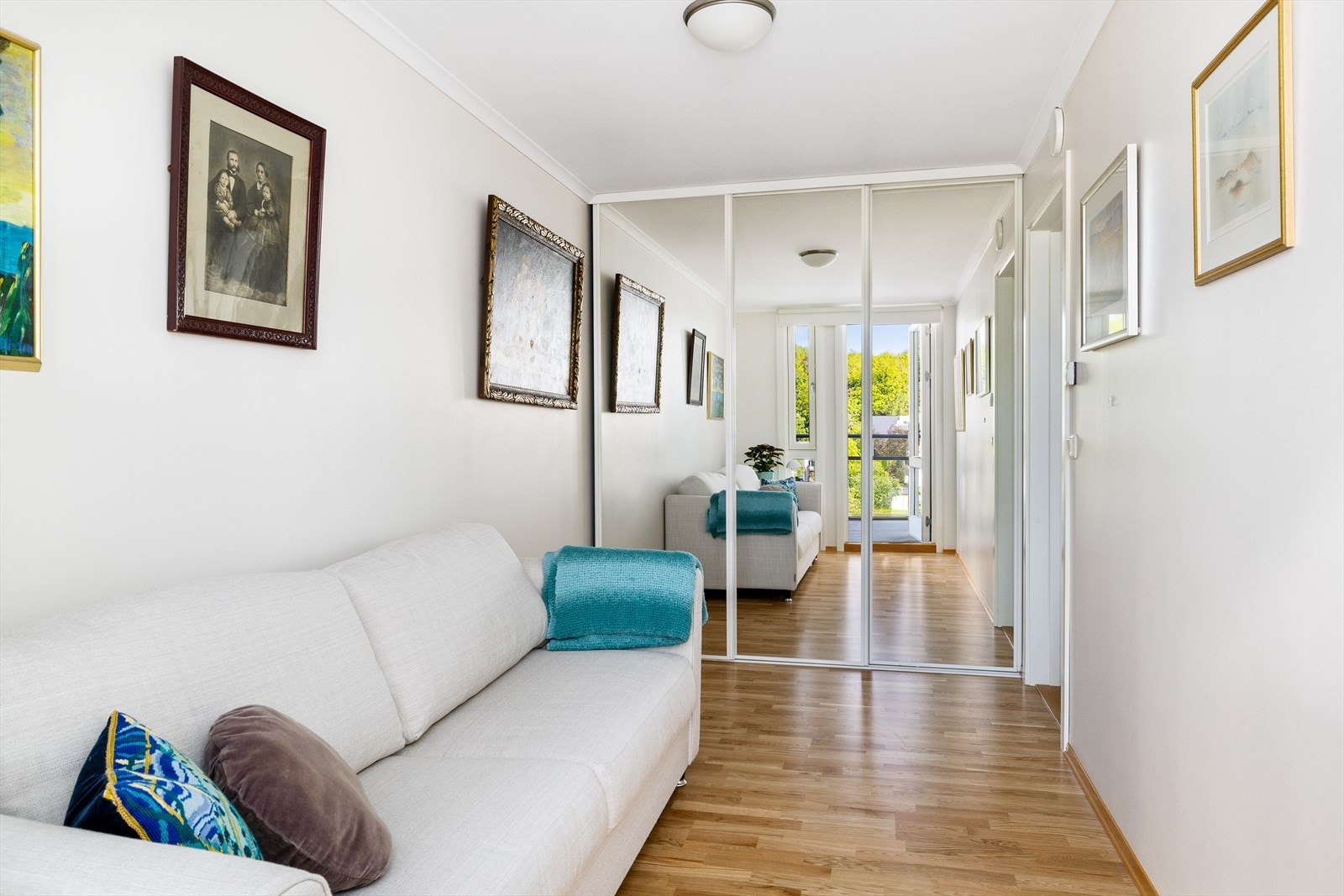 Dette lyse og trivelige rommet egner seg perfekt som barnerom, gjesterom eller hjemmekontor. Galleribilde