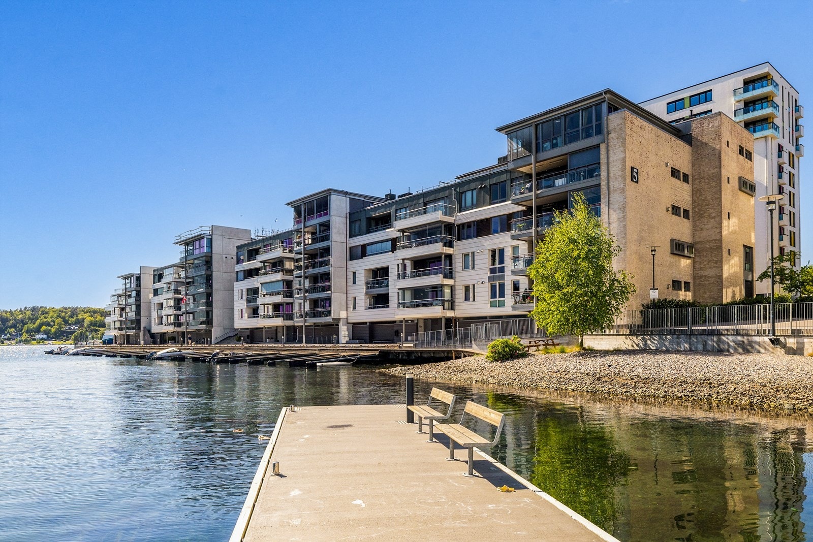 Langs bryggekanten finner du hyggelige benker hvor du kan sette deg ned, trekke inn den friske sjøluften og nyte utsikten mot båtlivet som glir forbi. Galleribilde