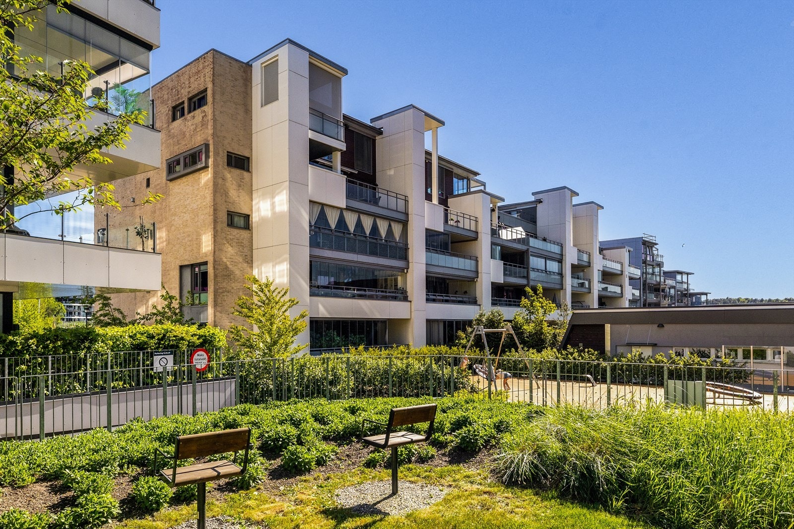 Her bor du i vakre og velholdte omgivelser med frodige prydvekster, pent anlagte gangstier og gjennomtenkte fellesarealer som leder deg helt ned til vannkanten. Galleribilde