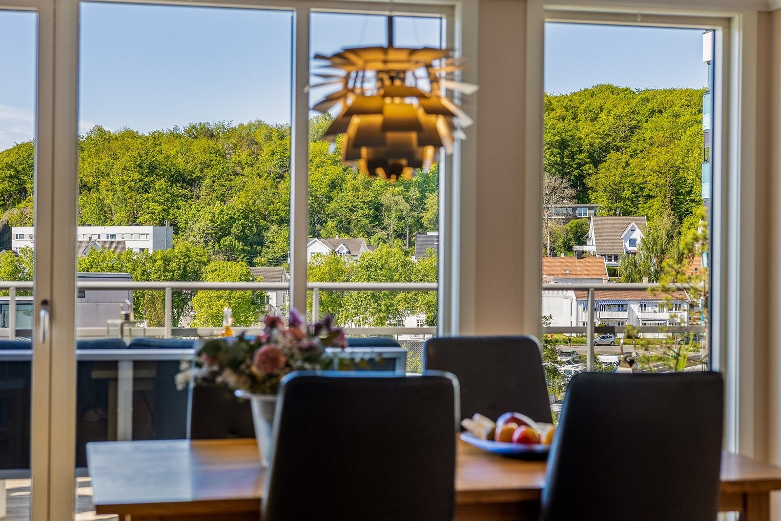 Nydelig utsikt fra spiseplassen mot Presteåsen. Galleribilde