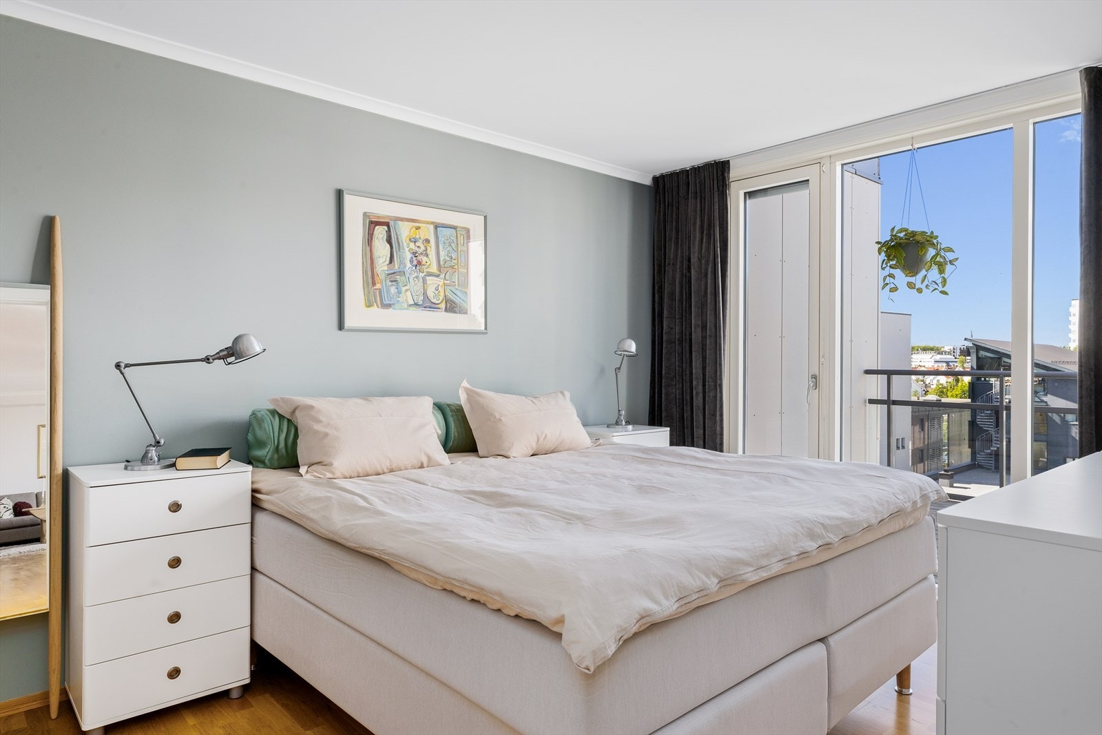 Hovedsoverommet er både lyst og romslig, med direkte utgang til den store terrassen - en herlig forlengelse av rommet på varme dager. Galleribilde