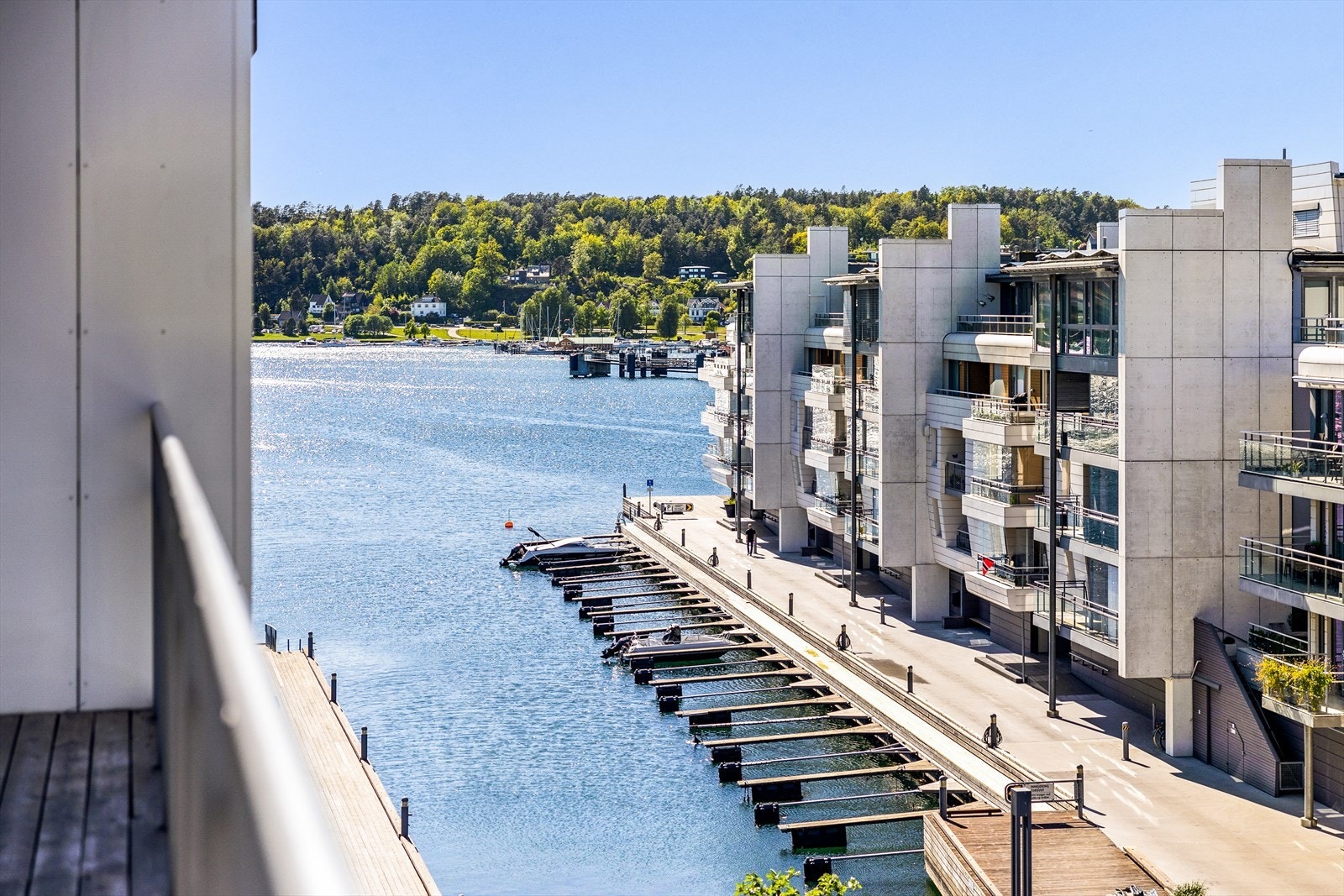 Beliggenheten høyt i bygget gir flott utsyn, og den vakre sjøutsikten skaper en rolig og inspirerende ramme rundt uterommet. Galleribilde