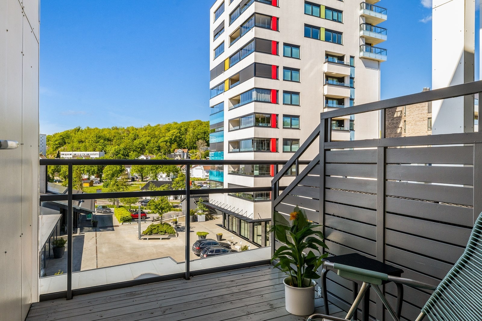 En lun og rolig uteplass som gir rommet det lille ekstra. Galleribilde