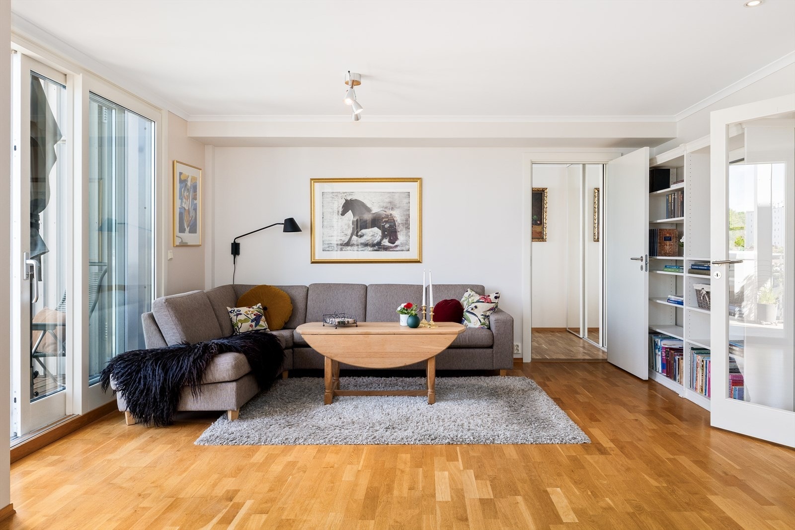 Sofaavdelingen har god plass til en romslig sofagruppe og tilhørende møbler, og er perfekt for avslapning foran TV eller en lun kveld foran den stilrene gasspeisen - et moderne og dekorativt innslag som skaper både varme og stemning. Galleribilde