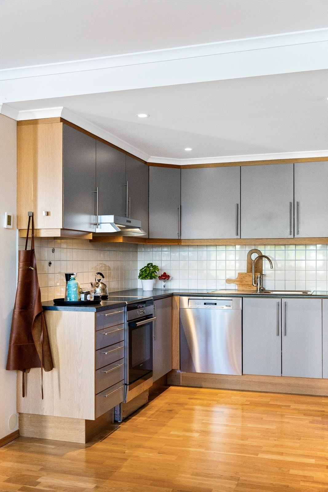 Kjøkkenet er utstyrt med hvitevarer som komfyr, oppvaskmaskin, kjøleskap og fryseskap, og det er montert automatisk vannstopper i benkeskapet for ekstra trygghet. Ventilator er tilkoblet byggets ventilasjonsanlegg og sørger for god luftkvalitet. Galleribilde