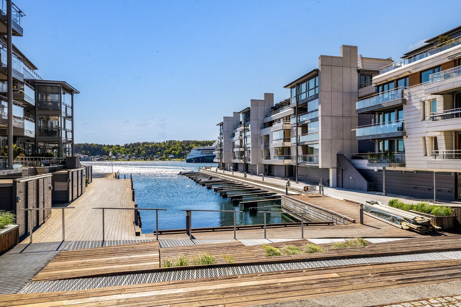 Uteområdene rundt eiendommen er svært innbydende, med flere hyggelige soner der du kan nyte både sol og sjøutsikt. Galleribilde