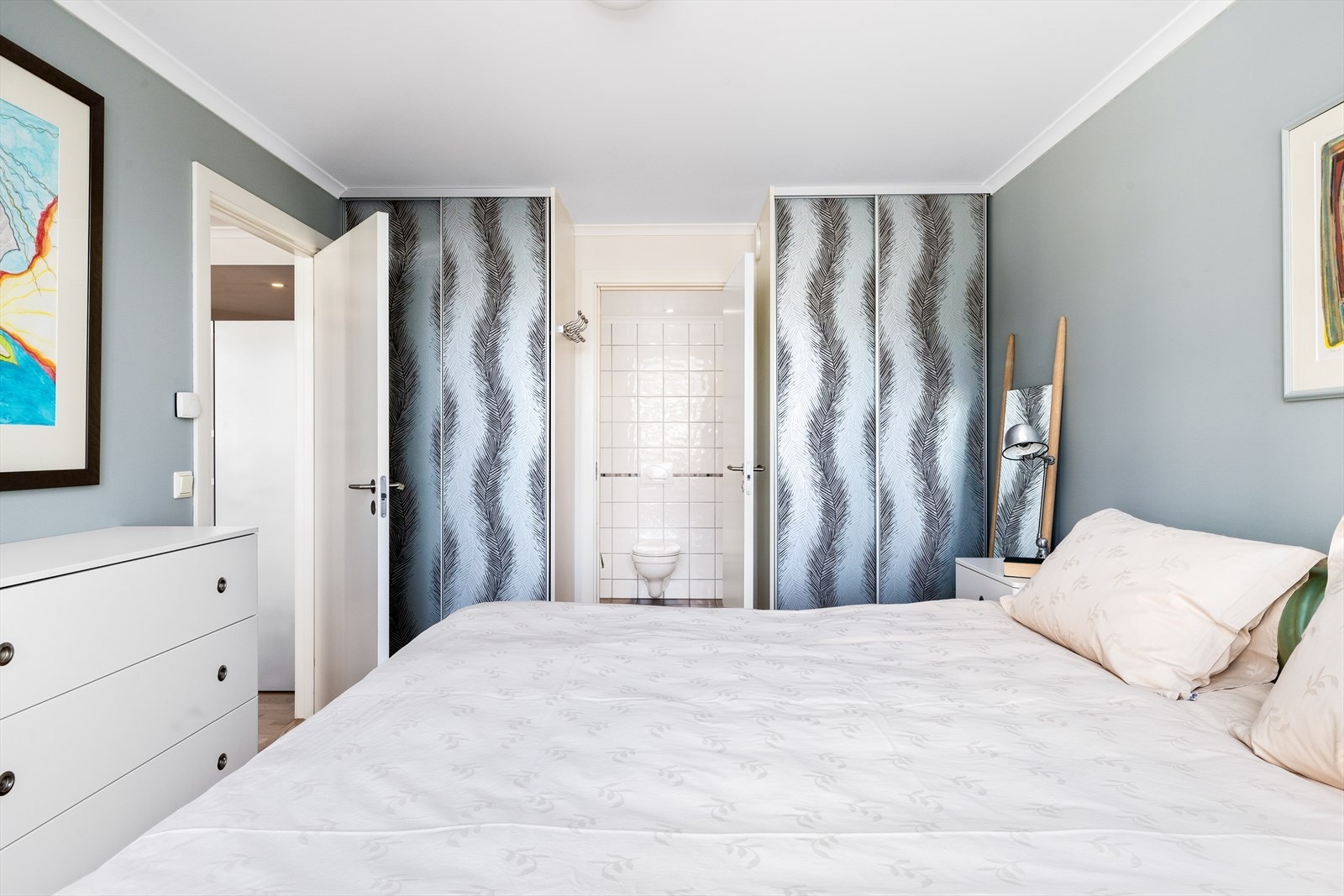 Fra soverommet er det også direkte adkomst til eget bad/vaskerom, noe som gir en behagelig og funksjonell løsning i hverdagen. Galleribilde