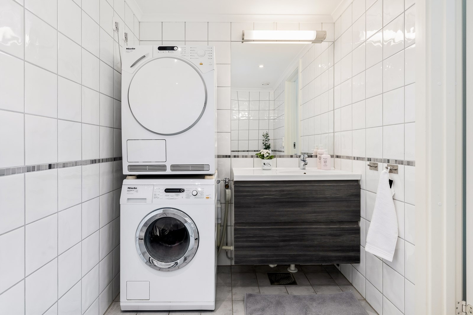 Her får du et rom som kombinerer avslapning og praktisk bruk, perfekt tilpasset familiens behov. Galleribilde