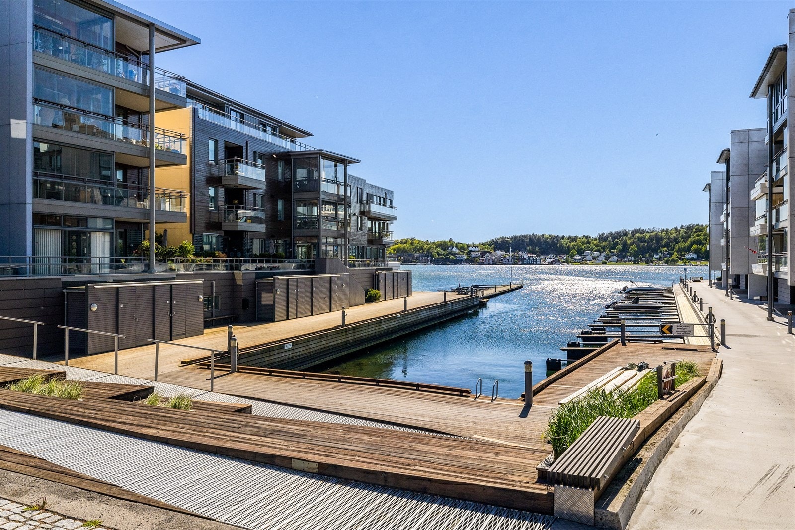 Her finner du velholdte fellesarealer med sittegrupper, frodig beplantning og lune kroker som inviterer til avslapning og sosiale sammenkomster. Galleribilde