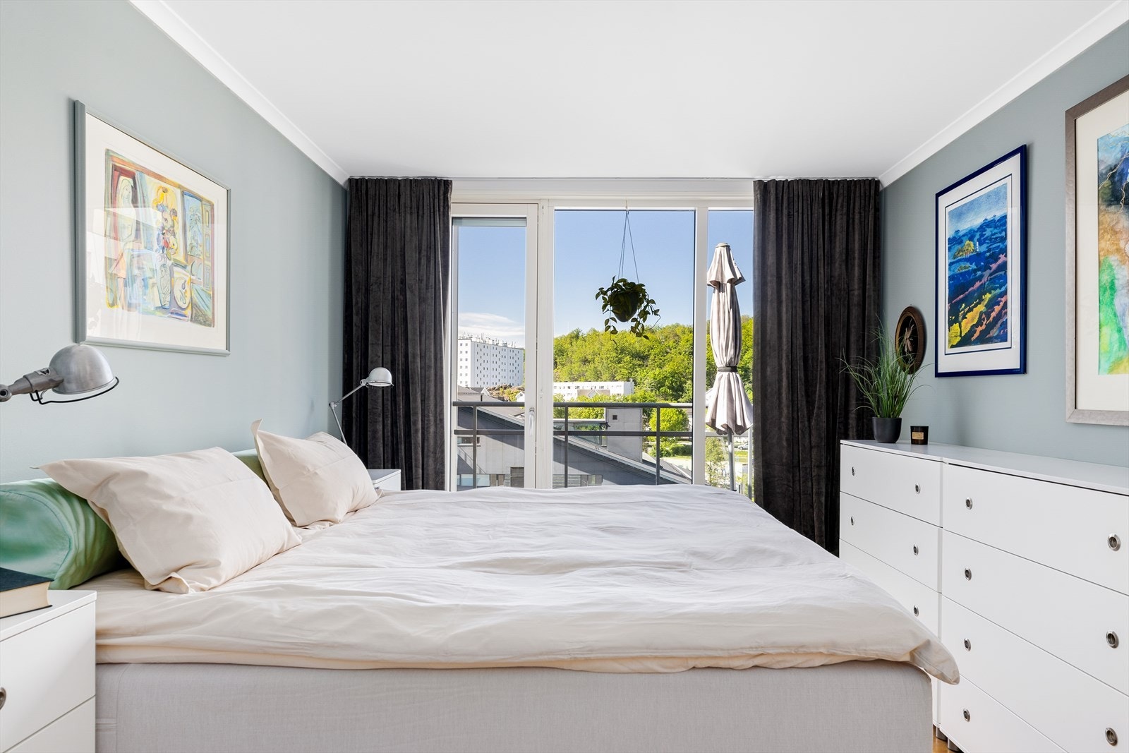 Her får du et innbydende og privat soveområde med god plass til dobbeltseng og nattbord. To praktiske skyvedørsgarderober gir rikelig med oppbevaringsplass og bidrar til et ryddig uttrykk. Galleribilde