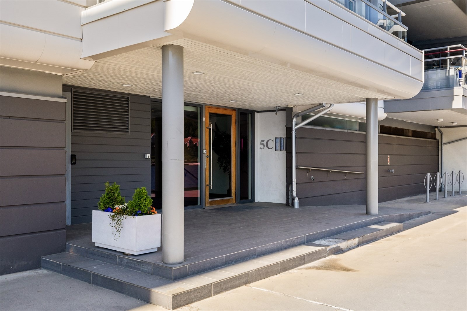 Det felles inngangspartiet fremstår som delikat og innbydende, med pene detaljer som skaper et godt førsteinntrykk. Bygget er utstyrt med porttelefon for økt trygghet og enkel gjestemottakelse. Galleribilde