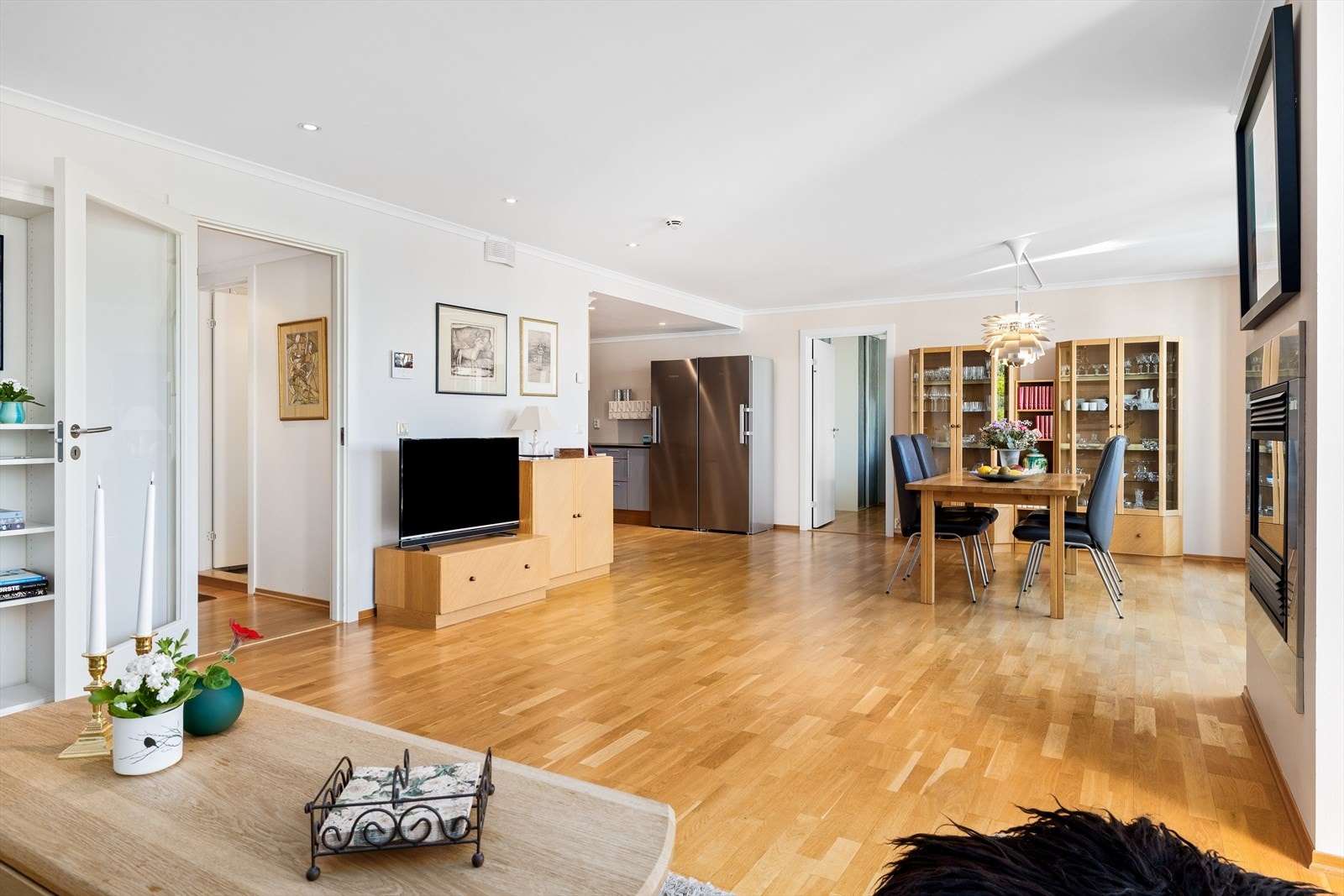 Rommets planløsning gjør det enkelt å innrede med tydelig sonedeling mellom sofaavdeling og spiseplass. Galleribilde