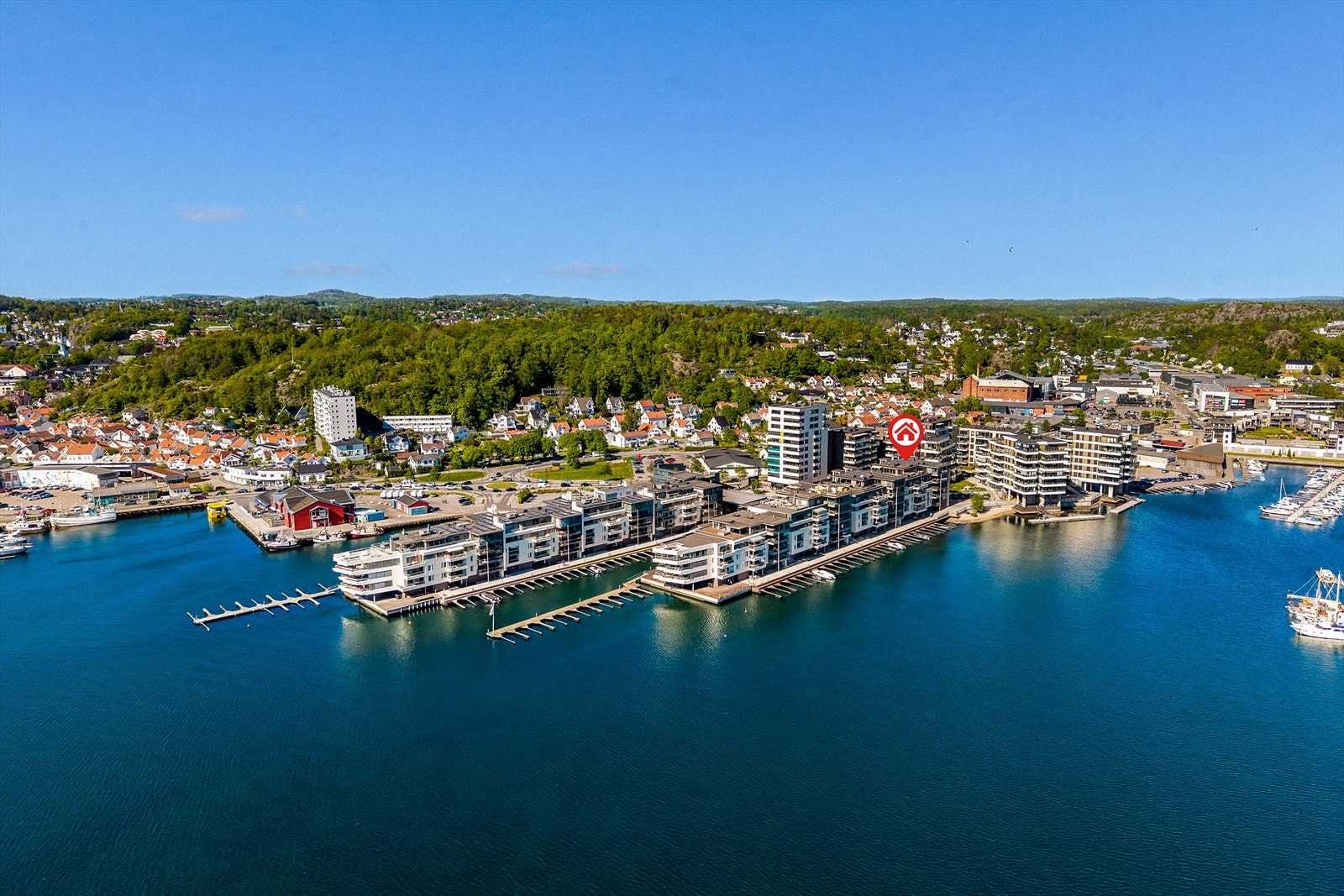 Med spektakulær arkitektur inspirert av massive skip, strekker Pir 1 og 2 seg ut i vannet, og gir følelsen av å bo på sjøen. Galleribilde