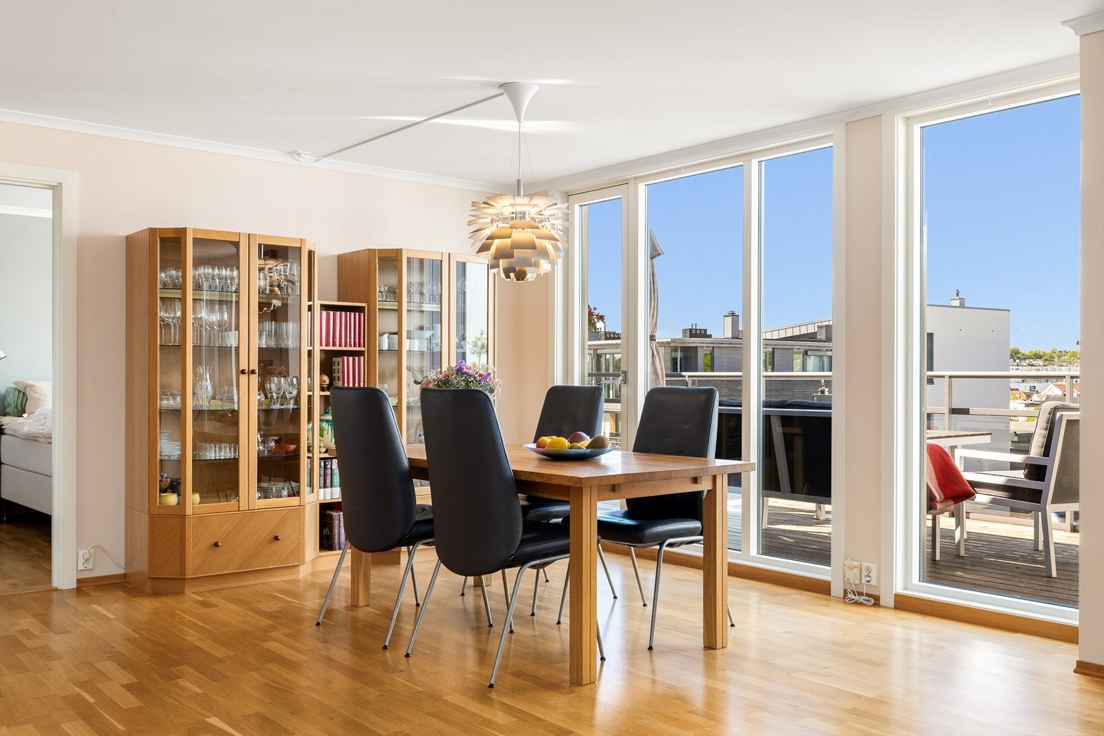 Vindusflatene gir en flott ramme rundt måltidene med utsyn mot omgivelsene og god kontakt med terrassen. Galleribilde