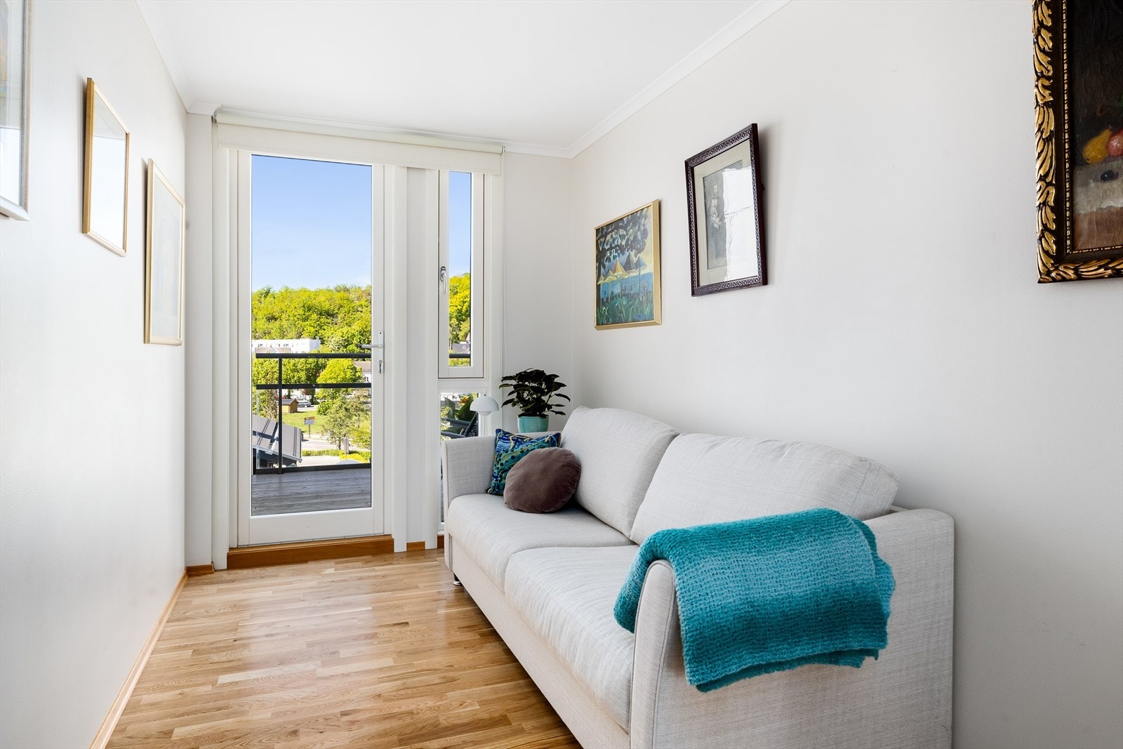 Rommet har praktisk skyvedørsgarderobe som gir rikelig med oppbevaringsplass og holder rommet ryddig. Galleribilde