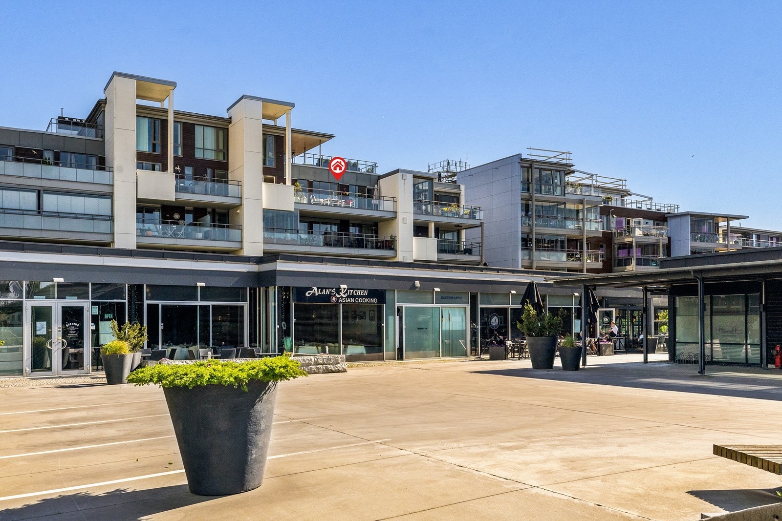 På Kilen Brygge finnes flere flotte restauranter apotek, fastlegekontor og tannlege. Galleribilde