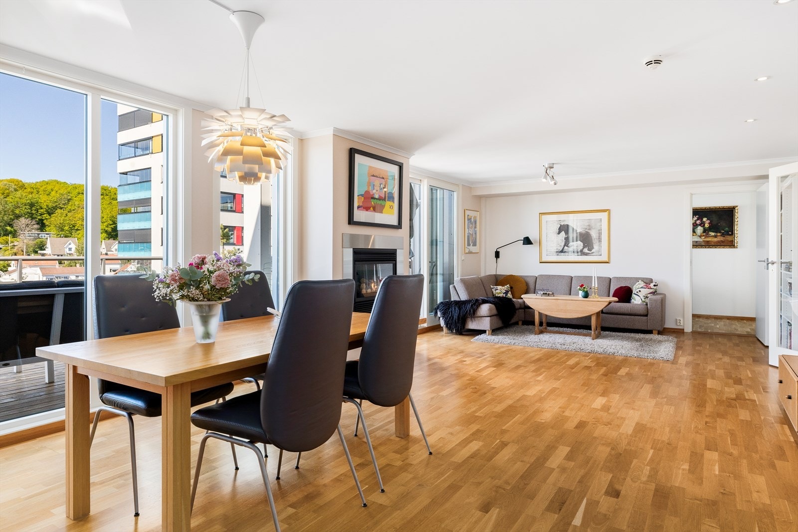 Her er det god plass til både sofakrok og spisebord, noe som gjør rommet ideelt for både hverdagsliv og sosiale sammenkomster. Galleribilde