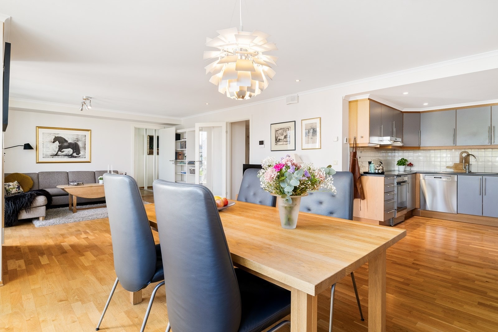 Kjøkkenet fremstår både funksjonelt og innbydende, med innredning i klassisk stil og profilerte fronter som gir et tidløst uttrykk. Galleribilde