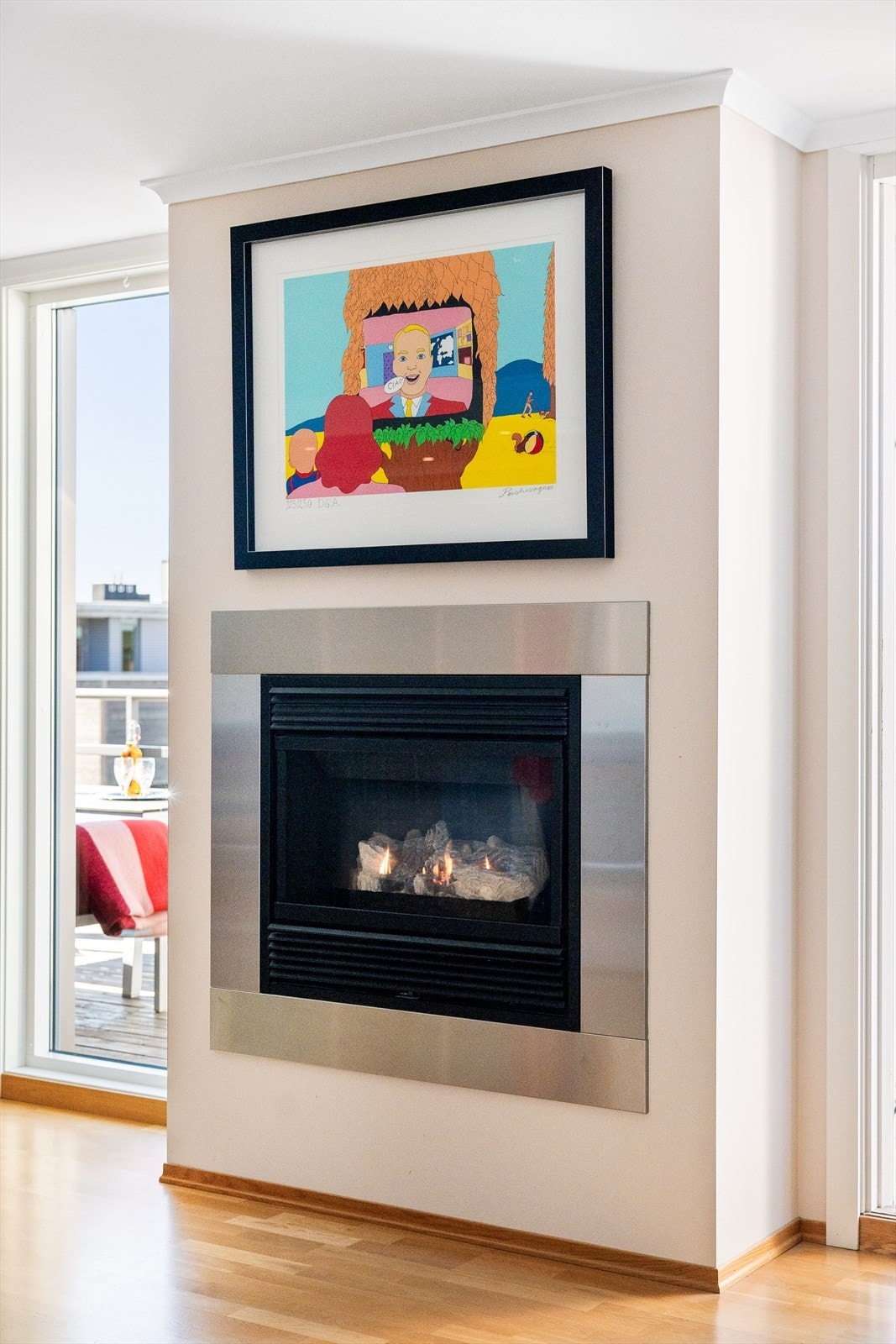 Gulvet er belagt med parkett som gir en lun og elegant atmosfære, og den moderne gasspeisen er både et vakkert blikkfang og en effektiv varmekilde som sørger for ekstra komfort på kjølige dager. Galleribilde