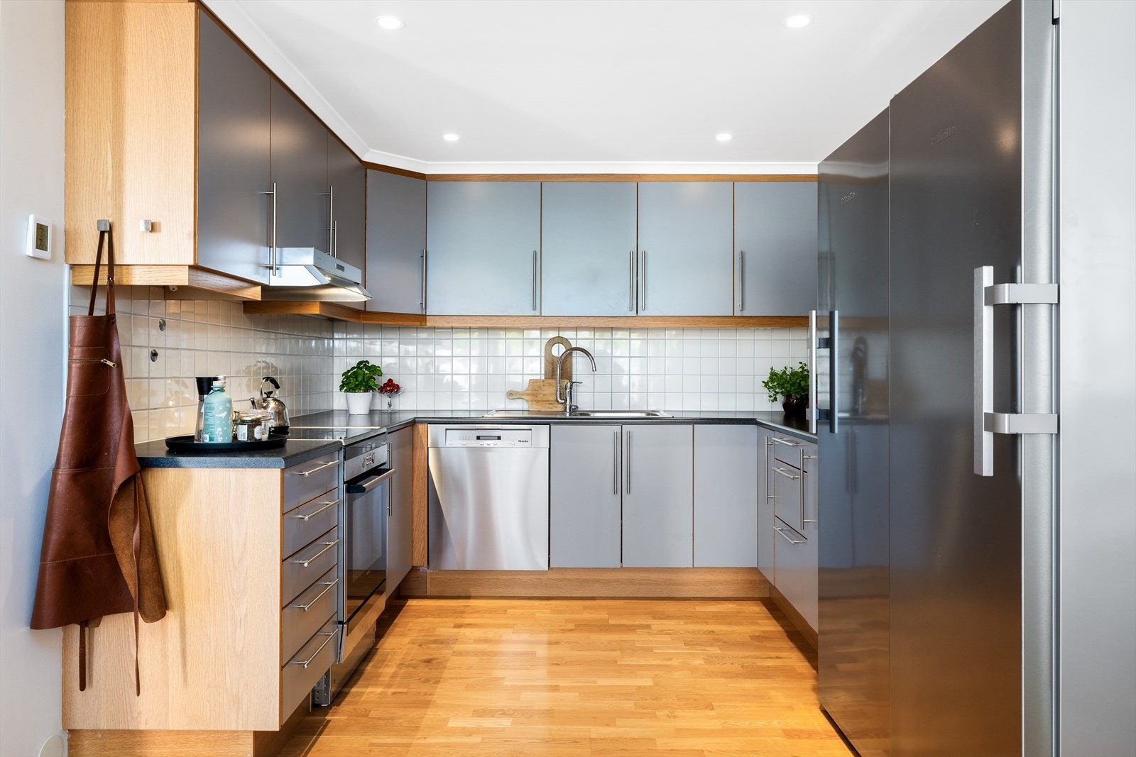 Her finner du rikelig med skap- og benkplass som gir gode arbeidsforhold og oppbevaringsmuligheter. Galleribilde