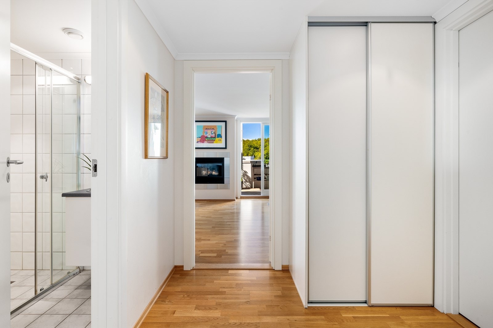 I direkte tilknytning til entréen ligger en praktisk innvendig bod - ideell for lagring av alt fra sportsutstyr til dagligdagse nødvendigheter. Dette er en funksjonell løsning som gir god start på boligen. Galleribilde