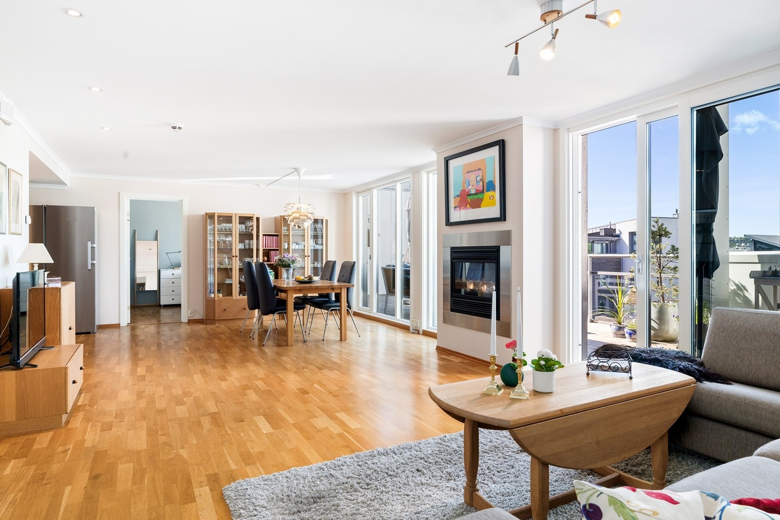 Leilighetens stue er romslig og innbydende med store vindusflater som gir rikelig med naturlig lys og flott utsyn mot omgivelsene. Galleribilde