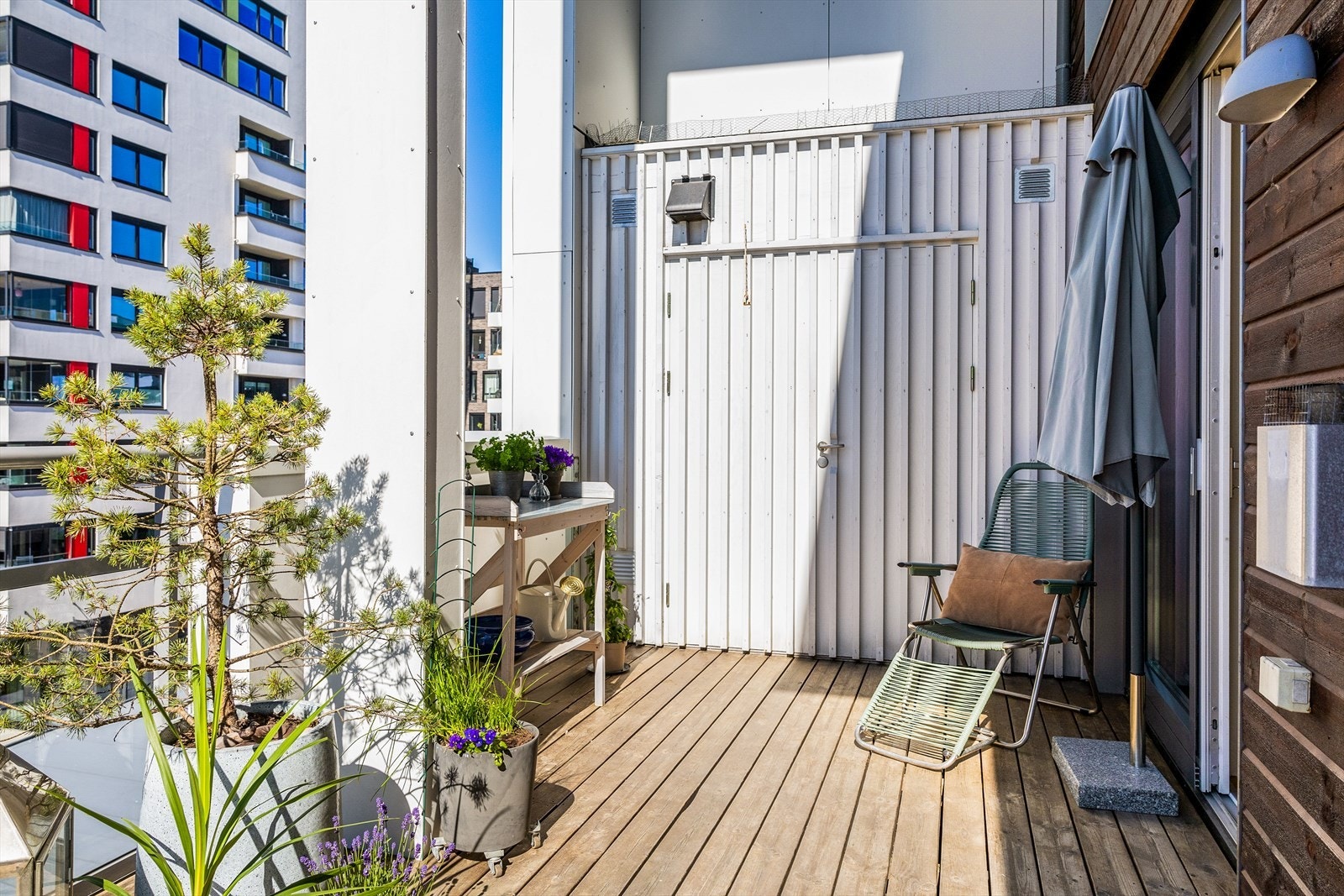 I bakkant av terrassen er det en praktisk utebod på 2 kvm for ekstra oppbevaring. Galleribilde